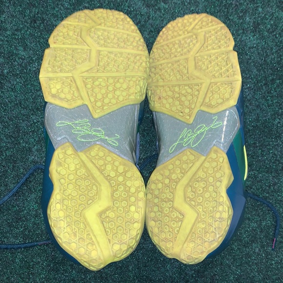 Nike LeBron XI 6Y Style: 621712-300 - Picture 8 of 8